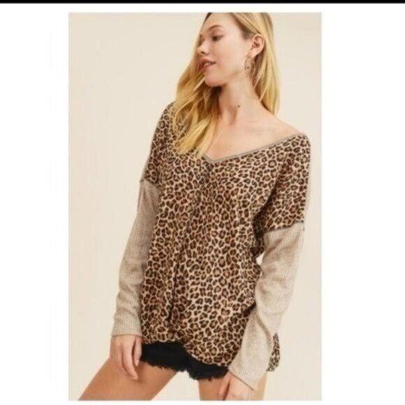 Leopard Print V-Neck Long Sleeve Top W/Beige Ribbed Contrast-NEW - Picture 3 of 8